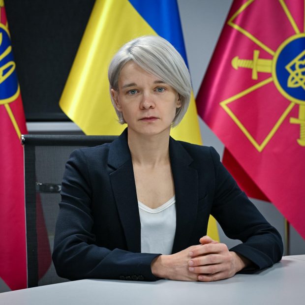 „Blonda lui Zelenski”. Rușii râd de șefa Agenției de achiziții a armatei ucrainene, după ce cumpărat 100.000 de obuze defecte: „A fost curier, traducător și copywriter”