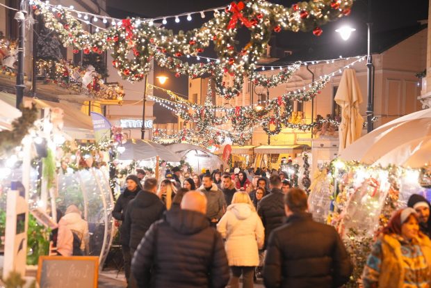 „Ca în Dubai de Revelion, așa este la Craiova”. Mii de oameni s-au înghesuit să vadă sania zburătoare a lui Moș Crăciun