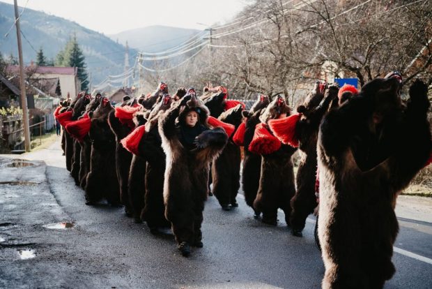 Dansul Ursului, inclus în topul celor mai interesante tradiții de iarnă