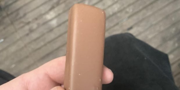 Despăgubirea primită de un client care a găsit în ambalaj un baton de ciocolată fără nicio „ondulație”: „Complet hidos”