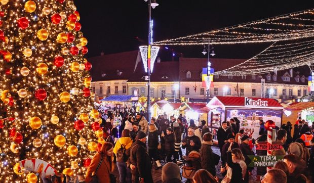 Cât costă un hotdog bavarez la Târgul de Crăciun din Sibiu. Porția de cartofi prăjiți se vinde cu 25 de lei