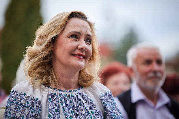 Imagine Stire Povestea sacoului de inspirație tradițională, purtat de Elena Lasconi în campania electorală. „Este făcută special” | 2review.ro