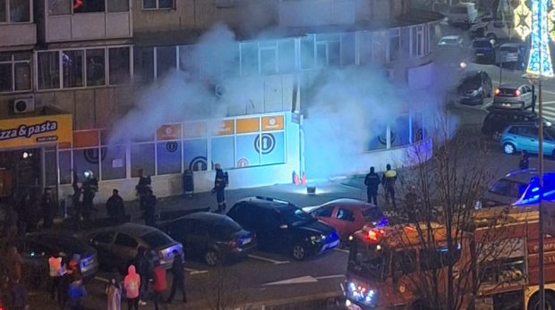 Incendiu într-un bloc din Râmnicu Vâlcea. 60 de persoane au fost evacuate după ce flăcările au izbucnit la parterul imobilului