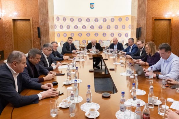 Trei timișoreni, în „fruncea” negocierilor pentru formarea noului guvern. Sorin Grindeanu, Dominic Fritz și Ovidiu Ganț, la masa unde se împarte puterea
