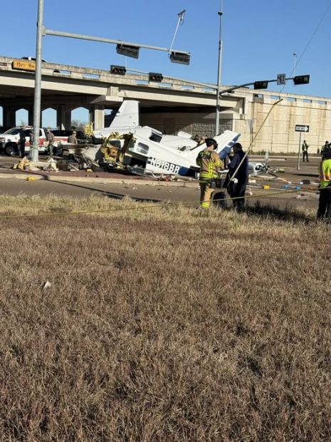 Un avion s-a prăbușit pe o autostradă din Texas. „Nu este ceva ce vedem în fiecare zi”