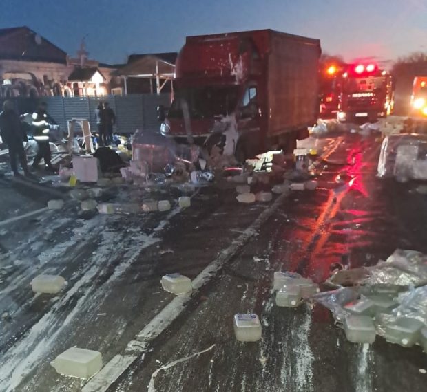 Accident la Popasul Merei din Buzău. Un camion a intrat direct într-un restaurant