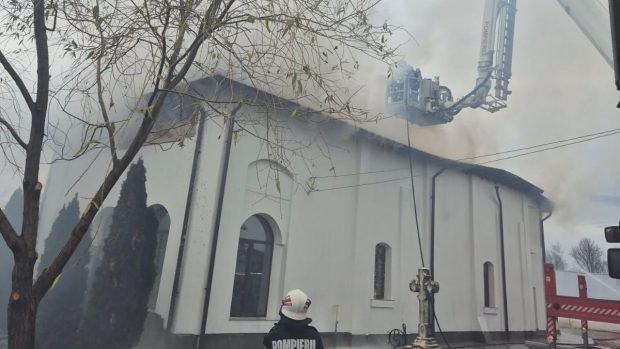 Biserica din Albota, județul Argeș, a luat foc în timpul slujbei de Crăciun. În lăcașul de cult se aflau peste 100 de oameni