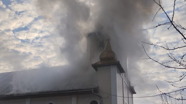Incendiu la biserica din Crăciunești, Maramureș. Focul a izbucnit la turla lăcașului de cult