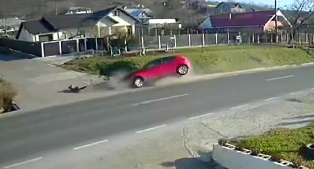 Un tânăr a intrat cu mașina într-un cap de pod, pe o porțiune de drum drept din Muntenii de Jos, județul Vaslui | VIDEO