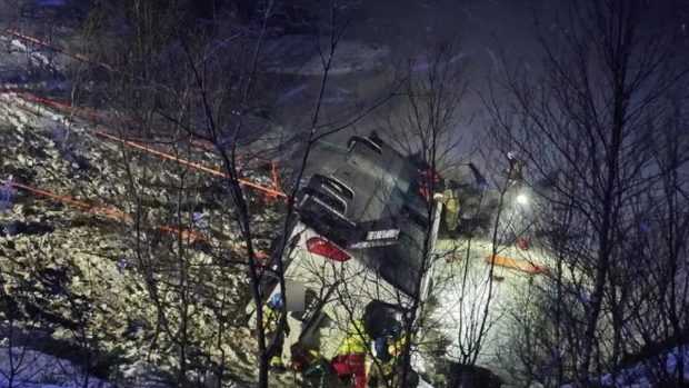 Un autobuz cu 58 de pasageri a plonjat într-un lac din Norvegia. Cel puțin trei oameni au murit și patru sunt răniți | VIDEO