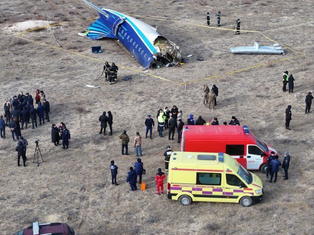 Un român supervizează în Kazahstan ancheta în cazul avionului civil lovit de rachete ruse și prăbușit în ziua de Crăciun. 38 de oameni au murit