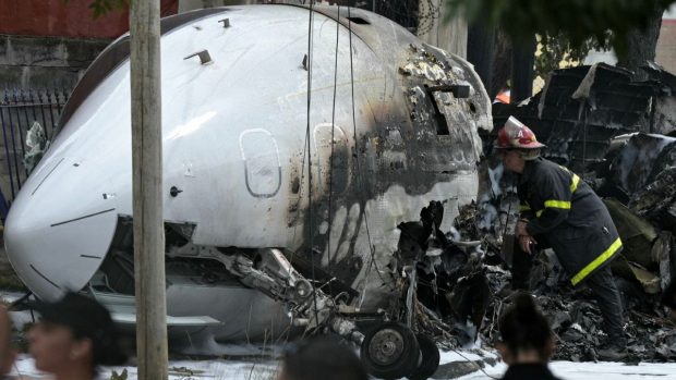 Un avion s-a prăbușit peste o casă. Pilotul și copilotul au murit | VIDEO