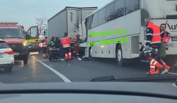 Accident între un autocar și un TIR, la Coșereni, în Ialomița. Autoritățile au activat planul roșu de intervenție
