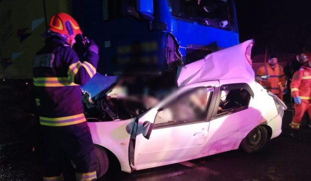 Doi tineri au murit striviți într-o mașină spulberată de un TIR. Accident cu doi morți la Fundătura, în Cluj