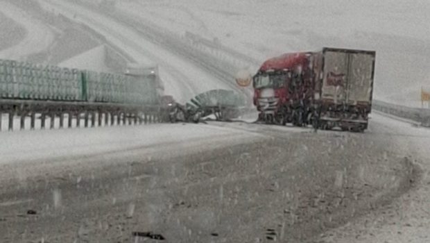 Accident pe A3, pe sensul Cluj – Turda. Șoferul unui autocamion s-a izbit de un parapet