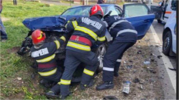 Accident rutier cu șase victime în Piatra- Neamț. Trei oameni au rămas încarcerați în urma impactului