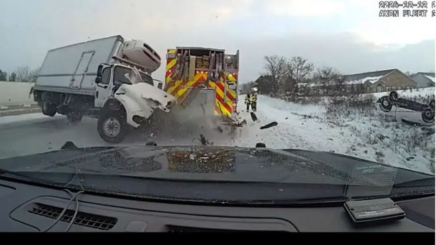 Un camion mic a intrat în plin într-o mașină de pompieri care abia sosise la locul unui accident, pe o autostradă din Statele Unite | VIDEO