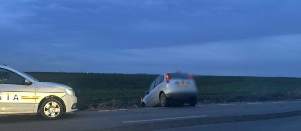 Un adolescent de 16 ani a furat o mașină ca să se plimbe, a făcut accident și a fost ridicat de polițiști dintr-un șanț, în Timiș