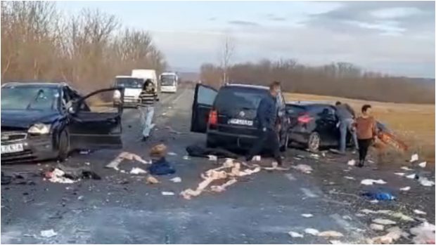 Accident rutier cu cinci mașini implicate, în Timiş. În urma impactului, un om a rămas încarcerat