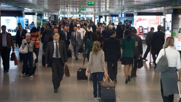 Doi români au fost prinși cu bunuri de zeci de mii de euro, furate din Islanda, pe un aeroport din Italia
