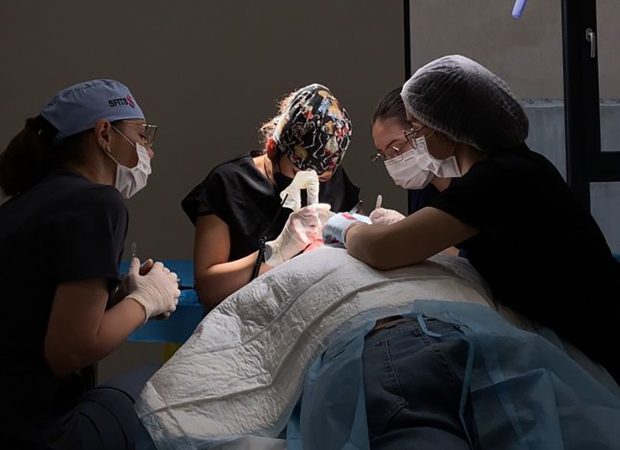 Ai pierdut părul, dar nu și speranța: transplantul de păr e soluția