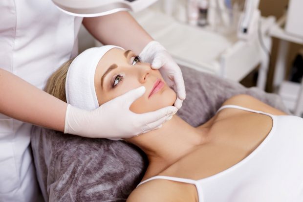 Alegerea produselor de îngrijire a tenului dacă ai un salon cosmetic: cum să faci asta? 