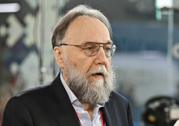 Aleksandr Dughin îi transmite lui Vladimir Putin să nu accepte pacea în Ucraina: „Pentru ruși ar fi o înfrângere”