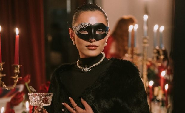 Imagine Stire Imagini cu Andreea Esca și Alexia Eram la un bal mascat. Prezentatoarea Știrilor Pro TV a purtat cea mai decoltată rochie | 2review.ro