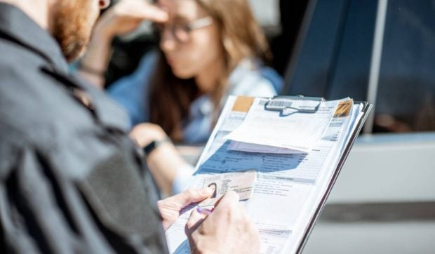 Zeci de șoferi luați ca din oală de radar, lângă Horezu. Câți au rămas fără permis în trei ore