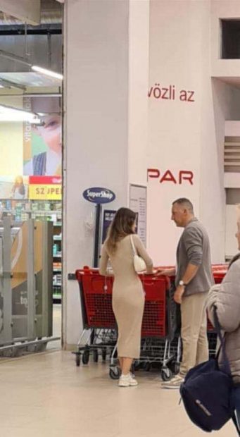 Miliardarul harghitean care a fondat fabrica de bere Csiki Sor și iubita sa fotomodel, fotografiați la cumpărături, la Budapesta: „Inelul de logodnă încă nu strălucește pe mâna ei”