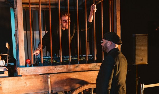 Imagine Stire Cine e DJ-ul care a pus muzică dintr-o caleașcă cu gratii la premiera „Căsătoria”, filmul lui Mihai Bendeac | 2review.ro