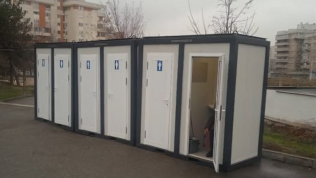 O angajată de la Târgul de Crăciun din Craiova a lucrat dintr-o toaletă publică. „Stă săraca pe capacul de la WC”