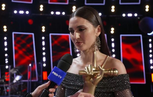 Imagine Stire Aura Șova a câștigat Vocea României 2024, sezonul 12. Lara Fabian i-a înmânat trofeul | 2review.ro
