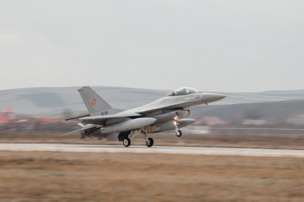 Încă trei avioane F-16 cumpărate din Norvegia au aterizat în România. Cât costă avioanele care fac tranziția spre F-35