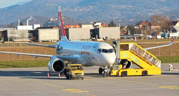 Un însoțitor de zbor din avionul care a decolat de la București și a aterizat de urgență la Graz a murit. În cabină s-a simțit fum, 12 pasageri au primit îngrijiri