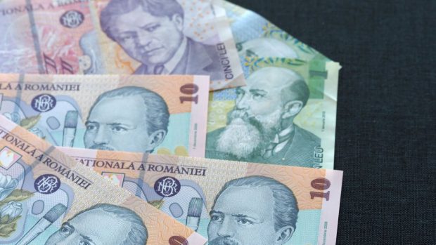 Guvernul a pregătit „Ordonanța-trenuleț” pe 2025. Salarii și pensii înghețate, fără angajări la stat și vouchere de vacanță