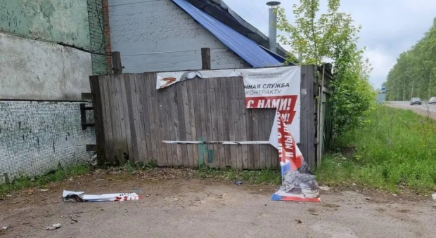 Un rus a primit 3 ani de închisoare pentru că a rupt afișele cu anunțuri de recrutare. I-au confiscat și bicicleta, „instrument pentru comiterea infracțiunii”