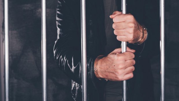 Un bărbat din Galați, aflat în arest pentru că și-a omorât părinții, a murit după ce s-a opărit cu apă