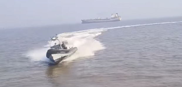 Momentul în care o barcă cu motor a marinei indiene a intrat cu toată viteza într-un feribot. Cel puțin 13 persoane au murit | VIDEO