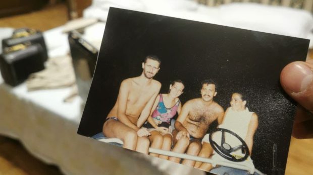 Rebelii îl umilesc pe Bashar Al-Assad și publică o fotografie găsită în palatul prezidențial cucerit: „Dictatorul sirian a rămas în slip”