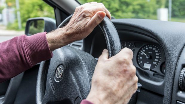 Un bătrân de 73 de ani din Brașov, prins fără permis de conducere. I-a mințit pe polițiști că „și-a uitat” carnetul acasă