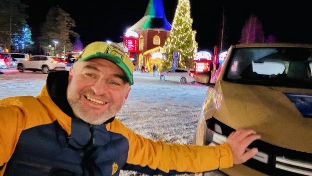 Aventura românului care a ajuns la Cercul Polar cu o Dacia Spring. A parcurs 3.000 de kilometri în 9 zile | VIDEO