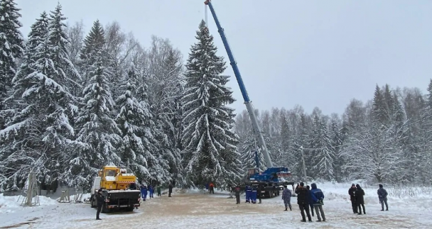 Pădurarul rus care a găsit bradul de Crăciun ce va fi montat în fața Kremlinului va primi o mașină de serviciu nouă: „Condițiile sunt stricte, l-am căutat 4 luni”