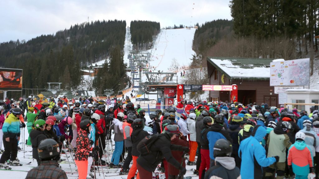 Turiști la stațiunea de ski Bukovel, Ucraina