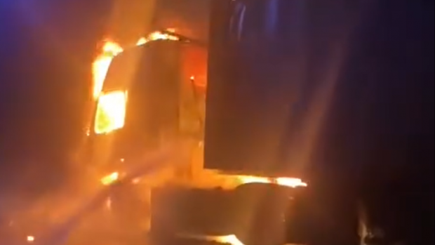 Cabina unui TIR a fost cuprinsă de flăcări pe o șosea din Mehedinți. Pompieri filmați când încearcă să stingă focul