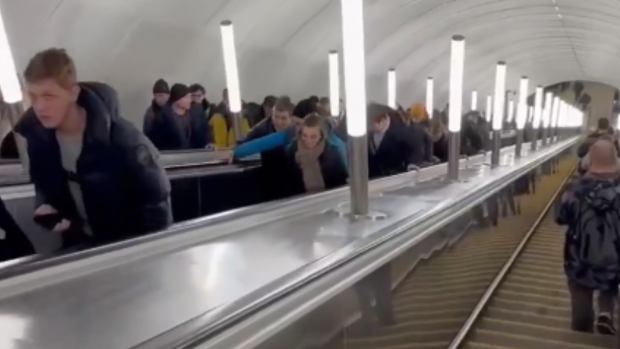 Scările rulante ale celei mai noi stații de metrou din Sankt Petersburg s-au stricat după doar șase minute 