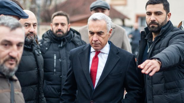 Reportaj în Franța, printre alegătorii lui Călin Georgescu: „Muncitorii români săraci care locuiesc în străinătate sunt o țintă ideală pentru candidați precum el”