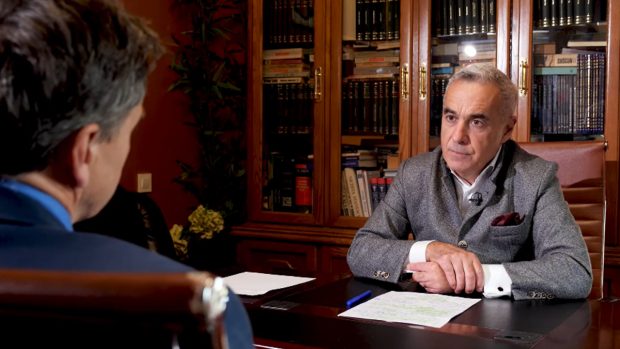 Călin Georgescu spune în presa britanică că virusul COVID nu există fiindcă „nimeni nu l-a văzut”. Replica primită de la jurnalist