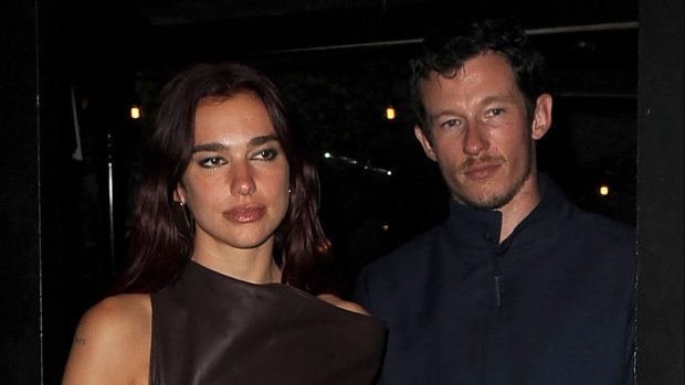 Dua Lipa a fost cerută în căsătorie de Callum Turner. Cântăreața și actorul sunt împreună de un an