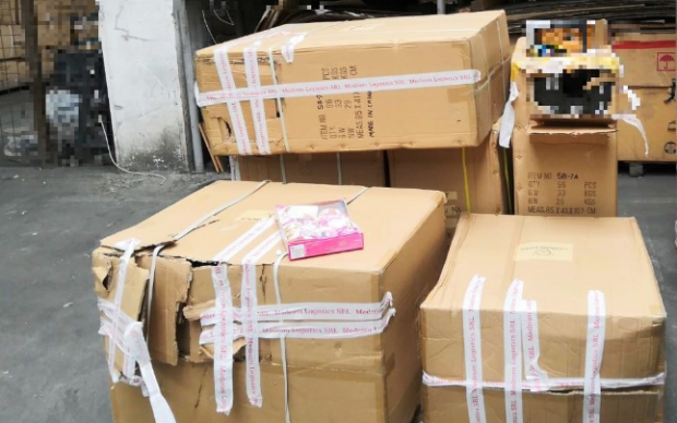 Un ucrainean a vrut să dea șpagă inspectorilor vamali din Constanța pentru 4 containere cu marfă contrafăcută. Ce pedeapsă a primit